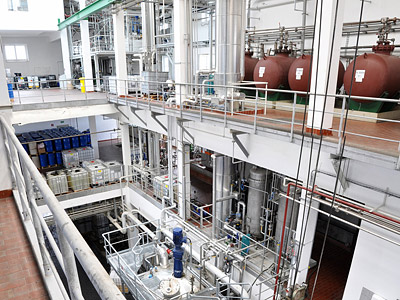 Eine industrielle Anlage mit Tanks, Rohren und Maschinen.